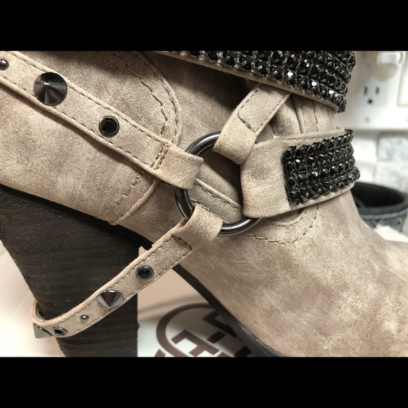 Daisy Fuentes studded boots - Picture 10 of 16